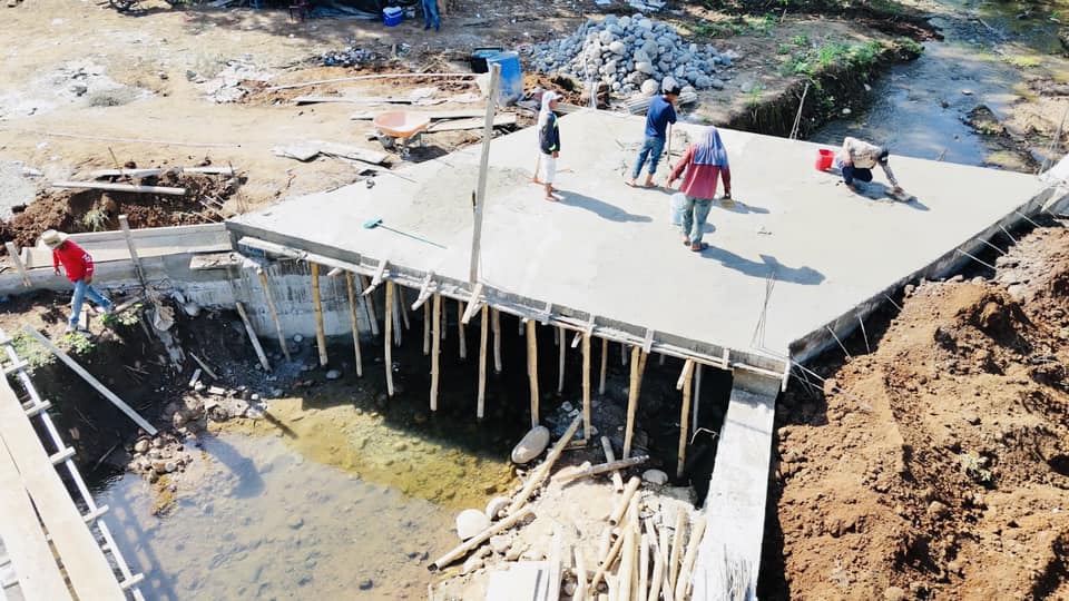 Maquinaria pesada trabajando en una obra de construcción