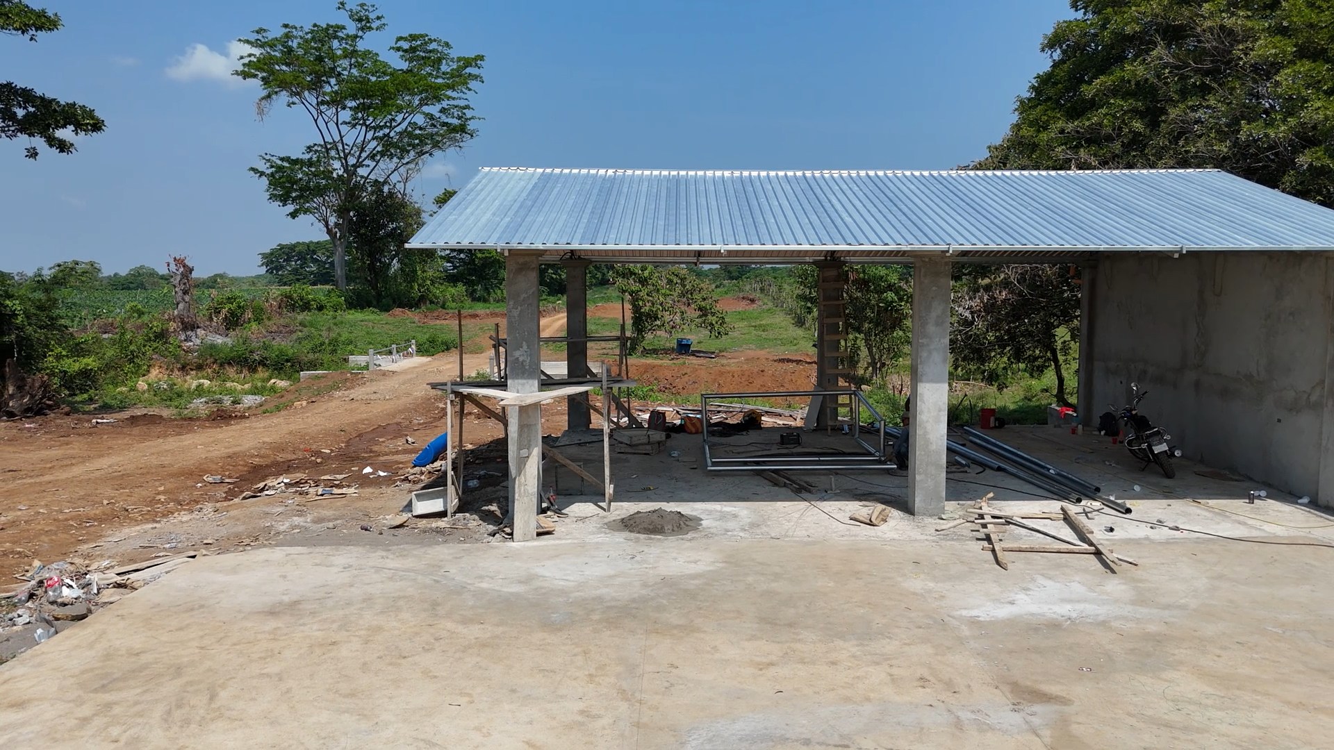 Máquina compactadora en acción para preparación de terreno